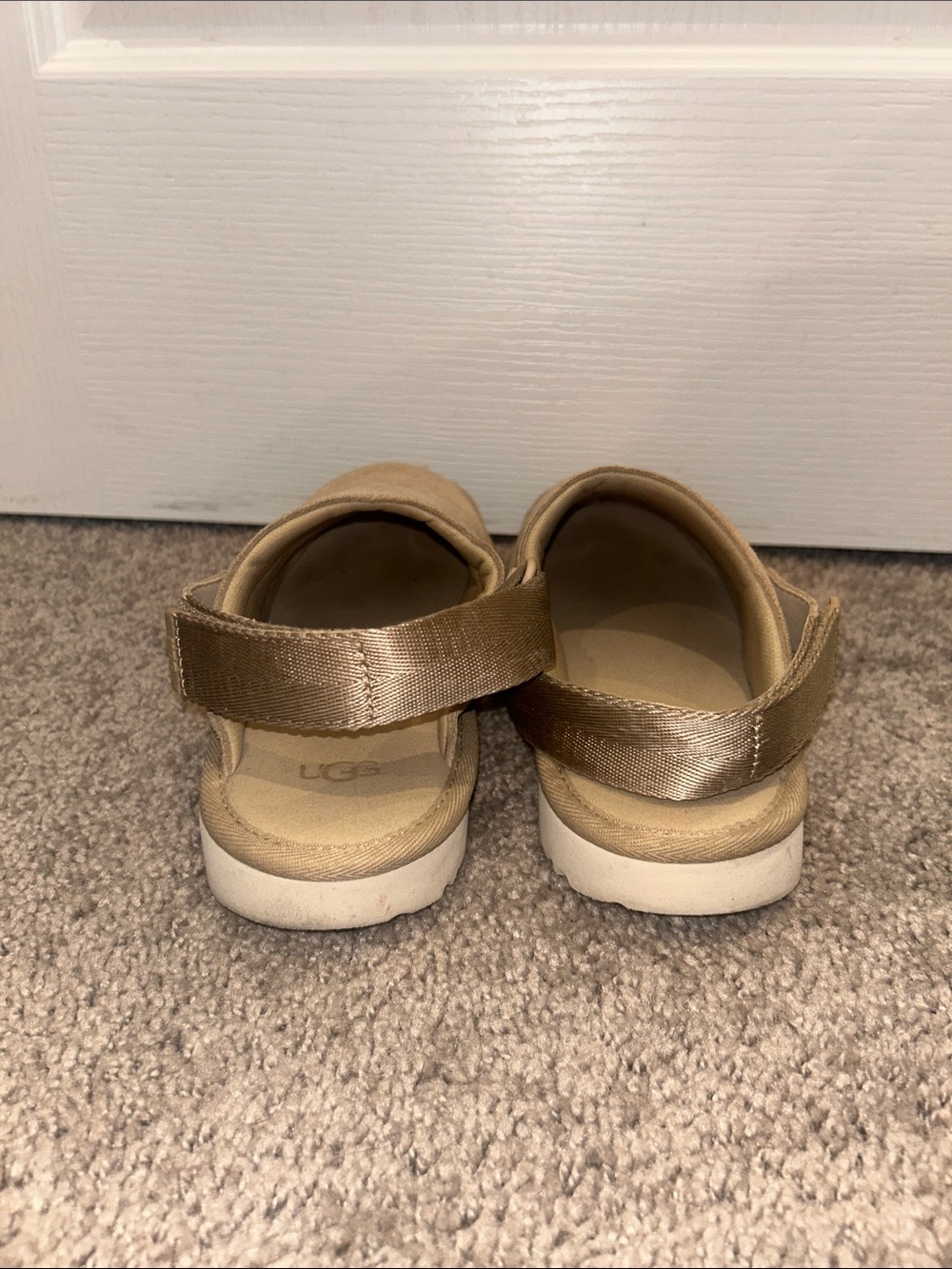 UGG® Goldenstar Clog - Big Kid Size 6, (women’s size 8) - Picture 7 of 9